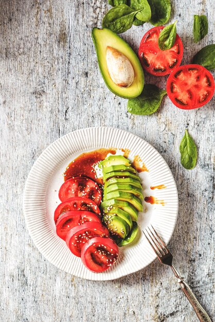 Avocado- und Tomatensalat