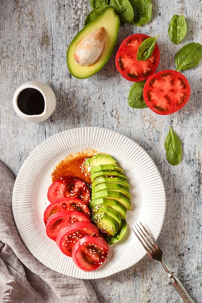 Avocado- und Tomatensalat