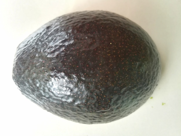 Avocado von oben isoliert auf weißem Hintergrund