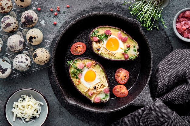 Avocadoboote mit schinkenwürfeln