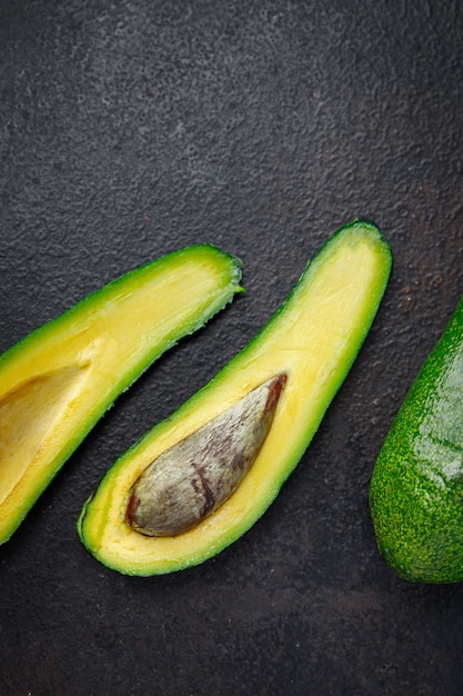 Avocadofrucht frischer Essenssnack auf dem Tisch kopieren Raum Essen Hintergrund rustikale Draufsicht Veggie Vegan