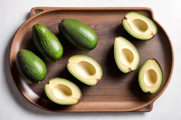 Avocadofrucht isoliert auf neutralem Hintergrund