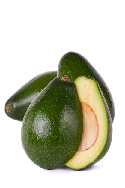 Avocadofrüchte auf Weiß