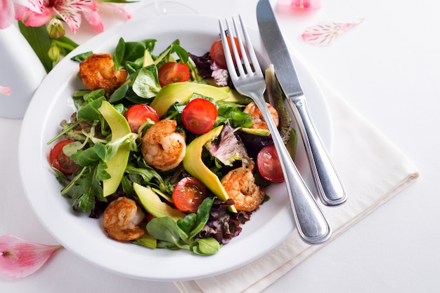 Avocadogarnelensalat mit Kirschtomaten