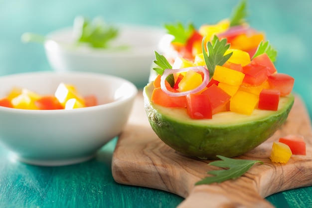 Avocados gefüllt mit Tomaten-Pfeffer-Salat