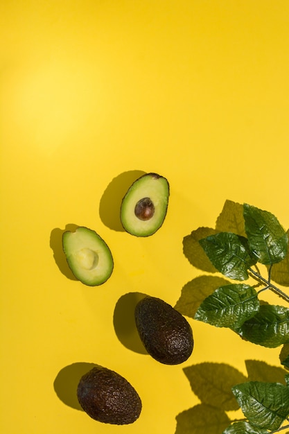 Avocados geschnitten auf gelb isoliert