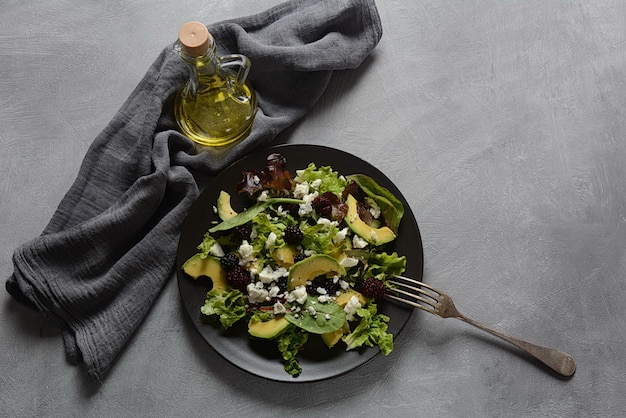 Avocadosalat mit Salat und Olivenöl