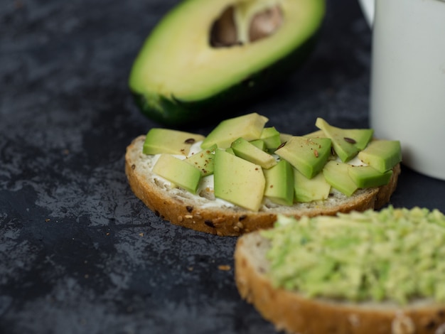 Avocadotoast mit Hüttenkäse zum Frühstück. Tasse Espresso