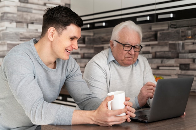 Avós aprendendo a usar o dispositivo digital