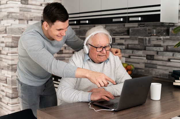 Avós aprendendo a usar o dispositivo digital