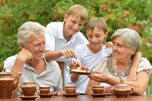 Avós com netos comendo