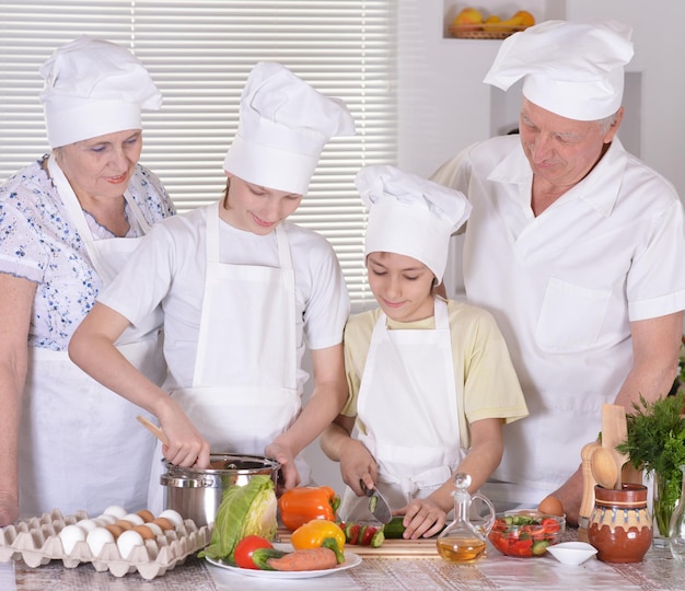 Avós com netos cozinhando juntos