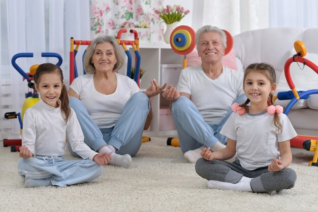 Avós e netas fazendo exercícios em casa