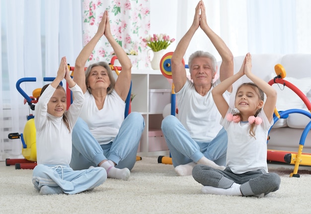 Avós e netas fazendo exercícios em casa