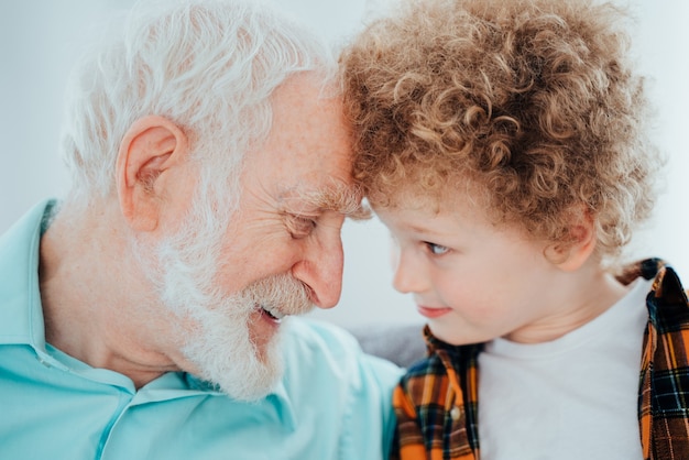 Avós e neto brincando em casa - Família em casa, avô cuidando do sobrinho