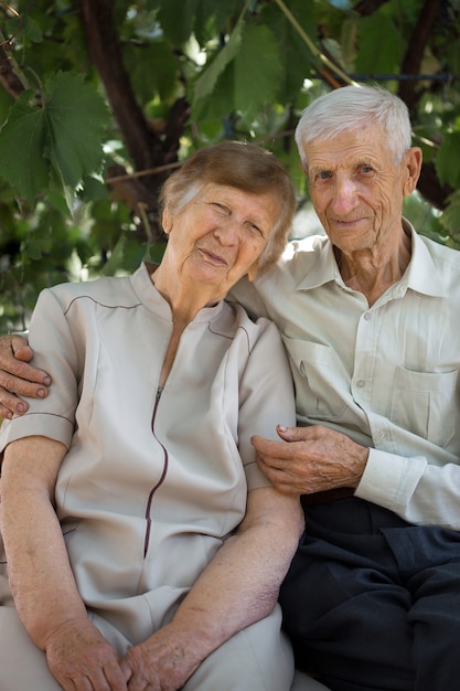 Avós sorridentes. retrato de um homem sênior e uma mulher sênior sorridente