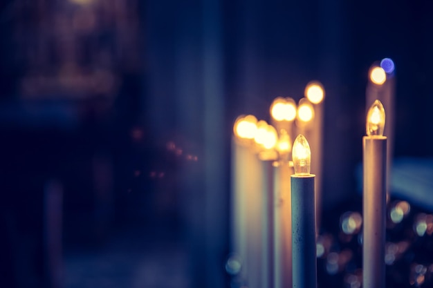 Awestruck igreja católica na Itália com velas elétricas