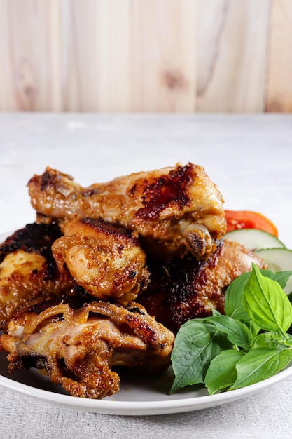 Ayam Bakar Bumbu Rujak é um alimento javanês feito de frango que usa especiarias básicas vermelhas e depois grelha