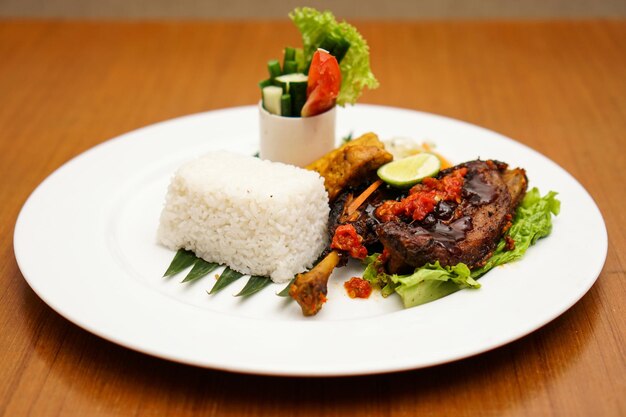 Foto ayam bakar en plato