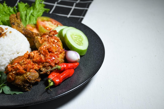 Ayam geprek sambal comida indonésia ou geprek frango frito com molho de malagueta sambal servido com arroz