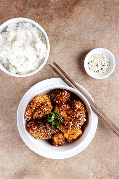 Ayam Goreng Korea oder Yangnyeom Chicken ist ein gebratenes Huhn mit koreanischer Sauce mit Sesamsamen