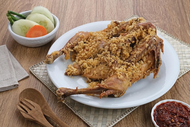 Ayam Goreng Kremes Brathähnchen der indonesischen Küche, das mit speziellen Gewürzen gekocht wird