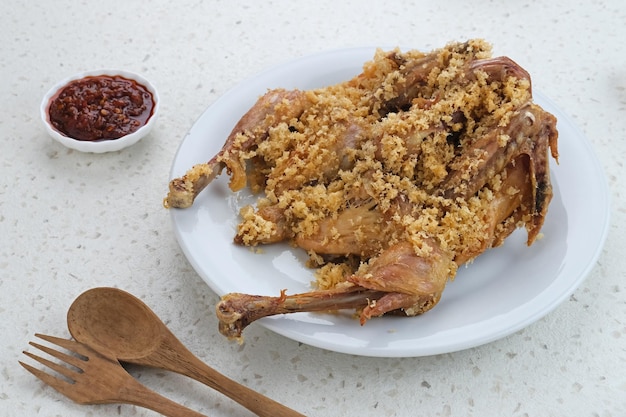 Ayam Goreng Kremes cozinha indonésia frango frito que cozinhou com tempero especial