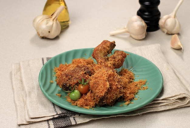 Ayam Goreng Lengkuas Frango Frito com Ervas Javanesas Galanga close-up