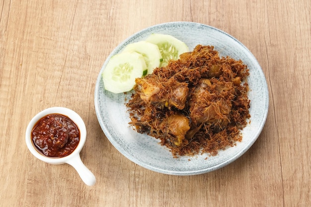 Ayam Goreng Lengkuas pollo frito cocinado con especias y espolvoreado con galanga rallada