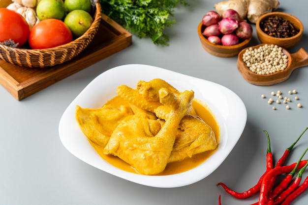 Ayam Gulai é um prato popular de frango ao curry de Padang West Sumatra