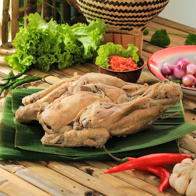 Ayam Ingkung. Traditionelles javanisches geschmortes ganzes Huhn. Spezielles Gericht, das für Feierrituale in der javanischen Kultur zubereitet wird.