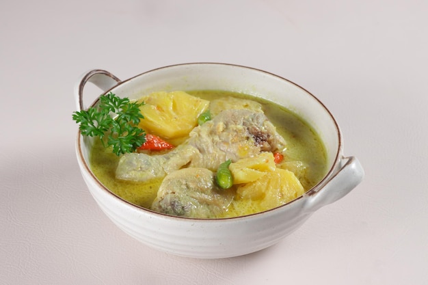 Ayam Masak Lemak Cili Api Dengan Nenas é frango com abacaxi em sopa picante de leite de coco.