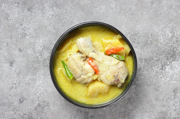 Ayam Masak Lemak Cili Api Dengan Nenas ist Hühnchen mit Ananas in würziger Kokosmilchsuppe.