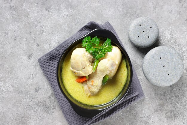 Ayam Masak Lemak Cili Api é frango em sopa picante de leite de coco. Prato Tradicional da Malásia