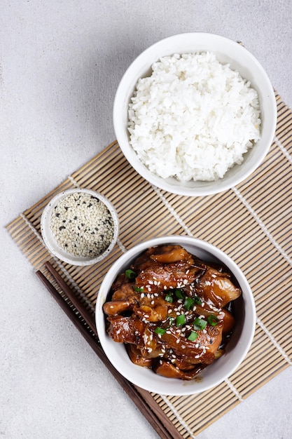 Ayam teriyaki o Pollo Teriyaki con arroz