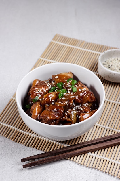 Ayam teriyaki ou frango teriyaki com sementes de gergelim