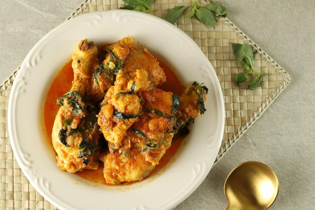 ayam woku, ou frango temperado com cúrcuma e manjericão asiático, é a cozinha tradicional da Indonésia.