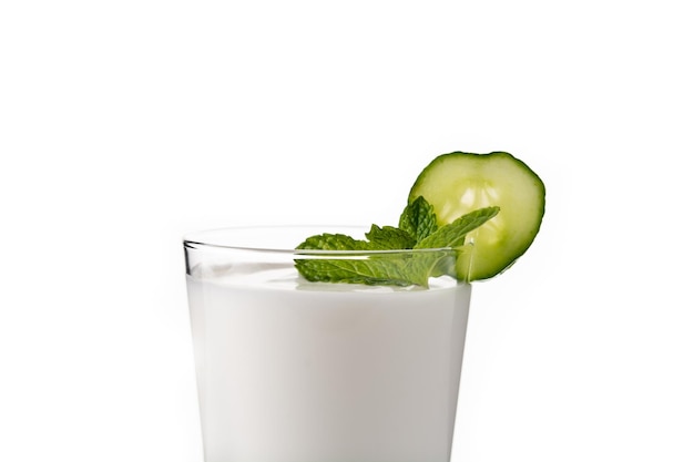 Ayran-Getränk mit Minze und Gurke im Glas lokalisiert auf weißem Hintergrund