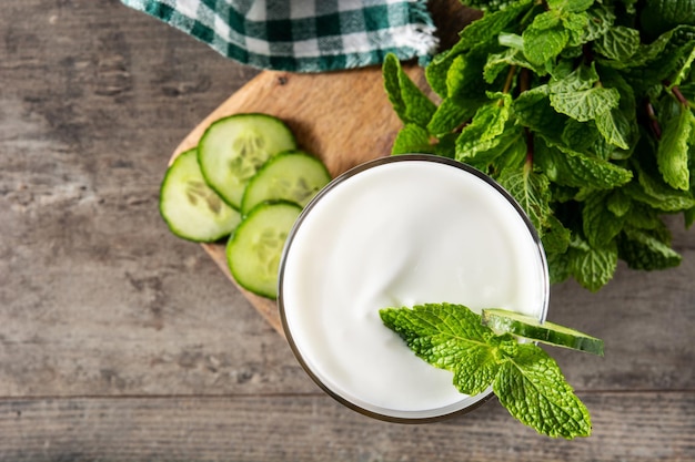 Ayran-Getränk mit Minze und Gurke im Glas