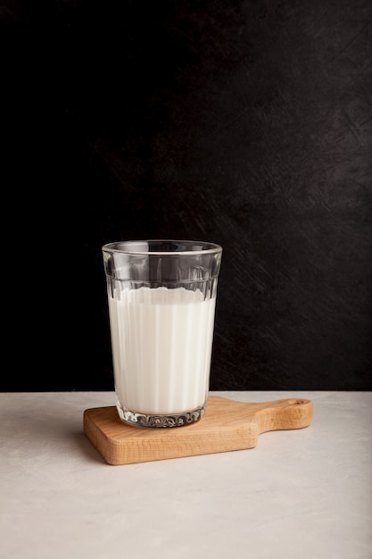 Foto ayran o kéfir en vidrio fondo oscuro leche fermentada ayran dieta de leche para bajar de peso