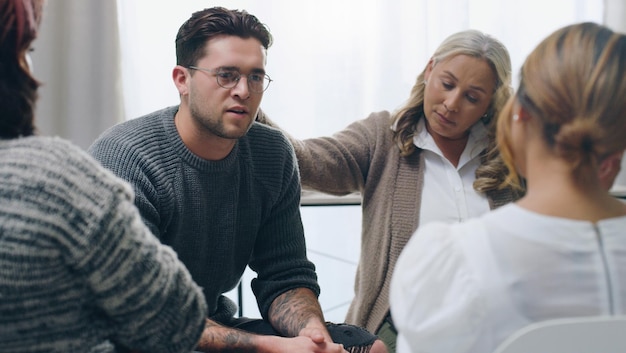 Foto ayuda de apoyo y grupo de terapia de personas en círculo para problemas de salud mental depresión o ansiedad y confianza en el psicólogo psicología rehabilitación y personas de la comunidad hablando con empatía