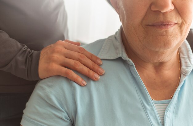 Ayuda y apoyo a personas mayores. Una enfermera está preocupada por una anciana.