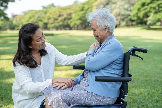 Ayuda y cuidado del cuidador Anciana asiática usa andador con buena salud