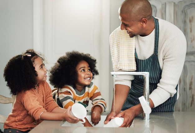 desaparecer apretado Complaciente Ayuda de limpieza y feliz con la familia negra en la cocina para vincular  la higiene