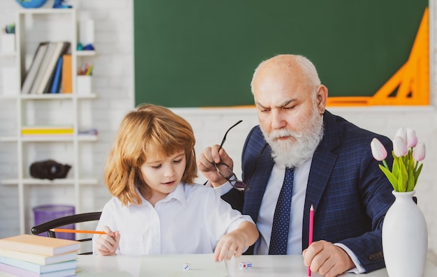 Ayuda del maestro al alumno de aprendizaje en el concepto de educación en el aula concepto de aprendizaje escolar niño elemental