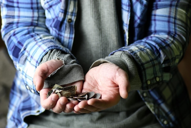 Ayuda de mano de hombre sin hogar