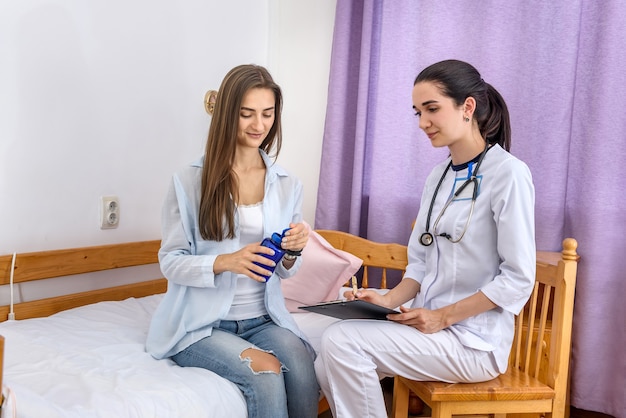 Ayuda médica. Doctor dando al paciente un frasco de pastillas en el hospital