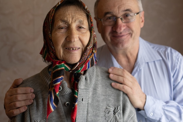 Ayuda social para personas mayores, anciano y anciana