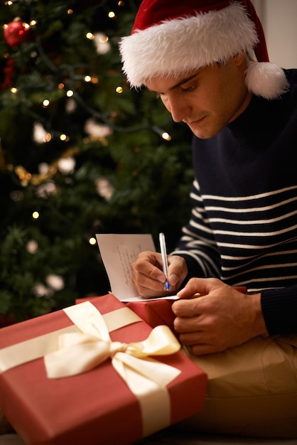 Ayudando a Santa Foto de un apuesto joven preparándose para Navidad
