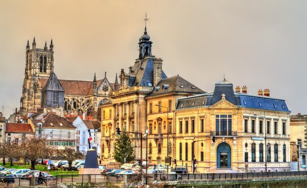 Foto ayuntamiento y catedral de meaux en el departamento de seineetmarne de francia